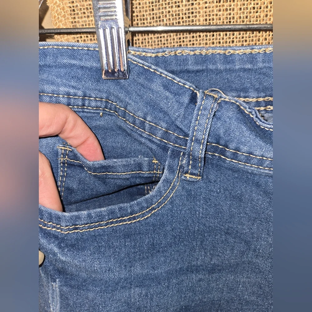 Women's Juniors Thread And Others Distressed Raw Hem Jeans Pants Size 13/31 - Picture 2 of 15